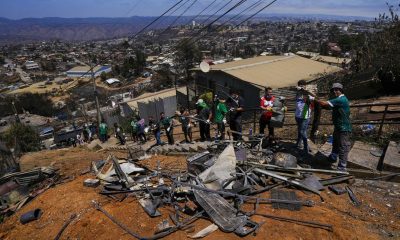 Wanders club soccer fans volunteer in a cleanup effort in area affected by forest fires