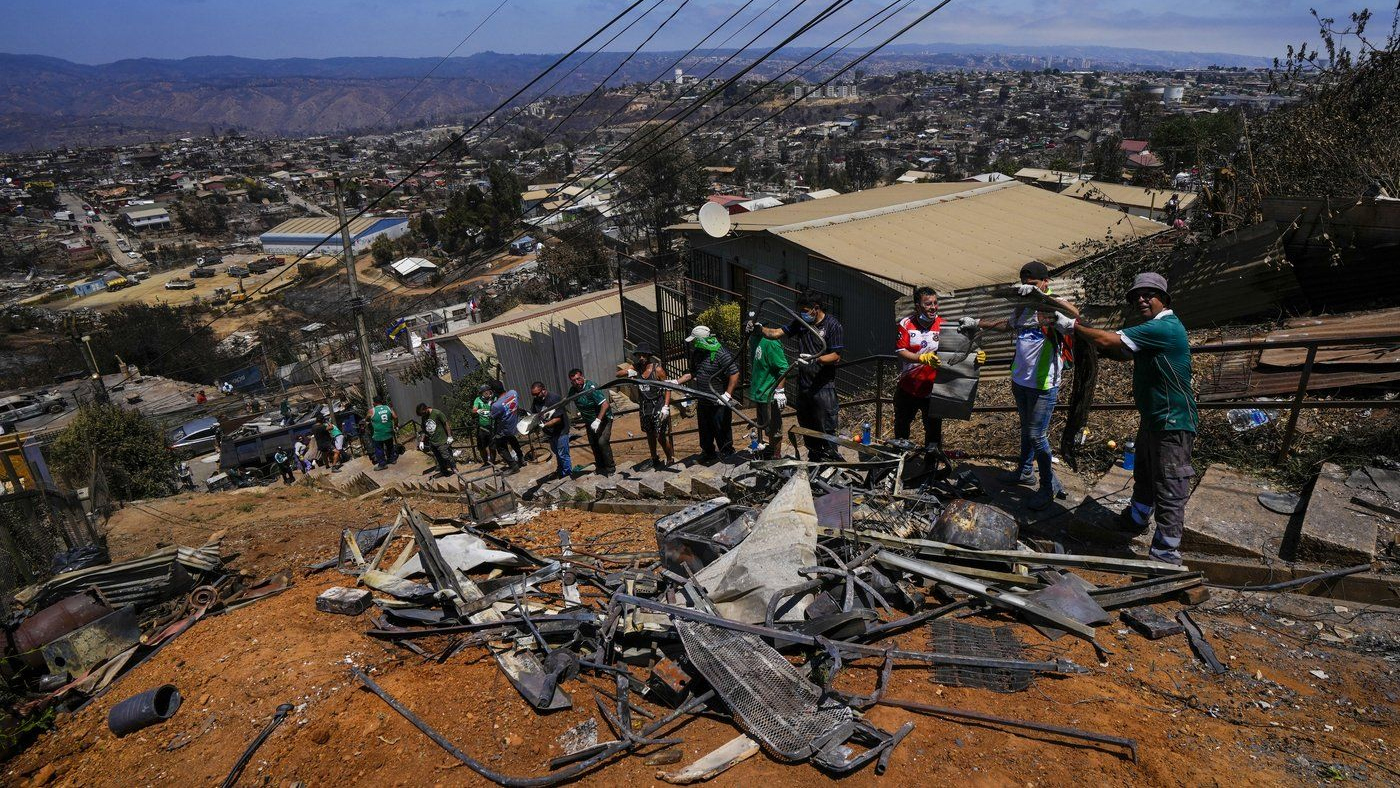 Wanders club soccer fans volunteer in a cleanup effort in area affected by forest fires