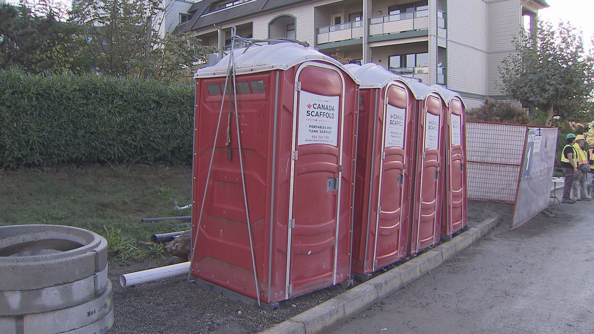 The provincial government will legally require flush toilets at construction sites of 25 workers or more.